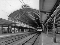 837545 Gezicht op de perronkap van het N.S.-station Utrecht C.S. te Utrecht.